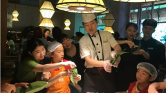 【精彩回顾】端午飘香，“粽、孝”是情，小记者包粽子大比拼