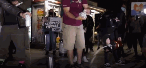 又被下封锁令，意餐饮业者当街狂倒啤酒：政府耍我们！